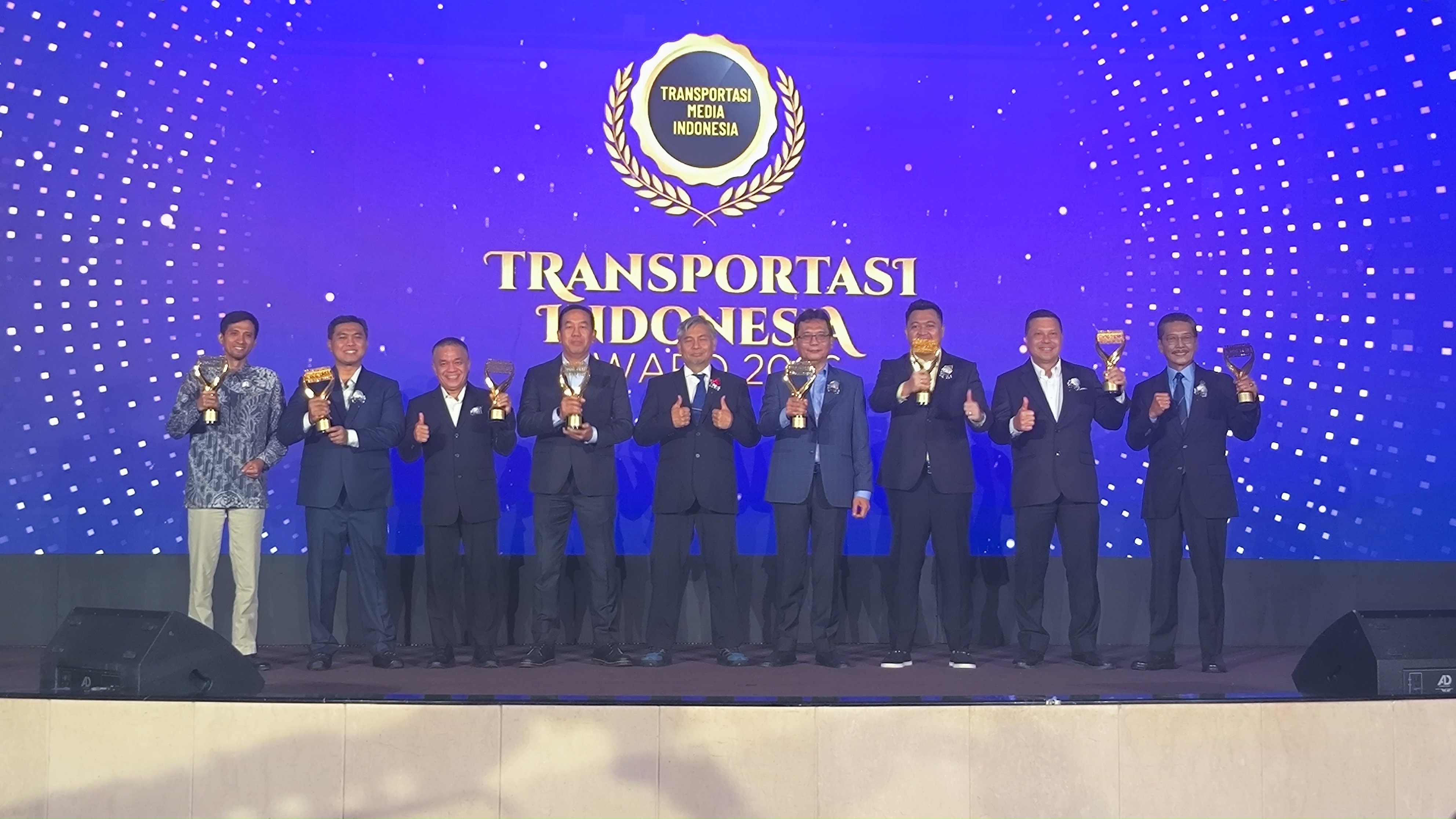 PT Gaya Makmur Mobil Raih Penghargaan Leading in the Distribution of Commercial and Multi Purpose Vehicles pada Perayaan 10 Tahun Transportasi Media Indonesia