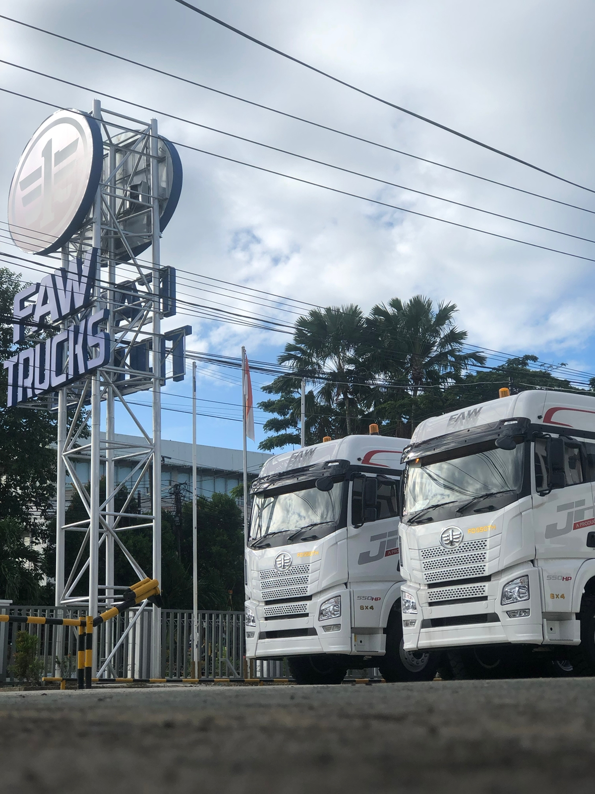 Cara Mengemudi dengan Aman Saat Berkendara di Dekat Truk